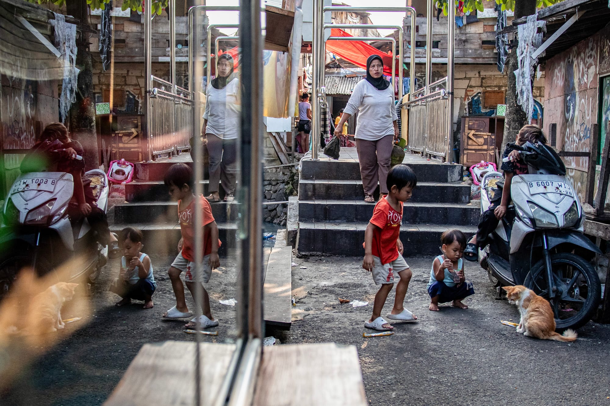 Sejumlah anak bermain di kawasan permukiman Tanah Abang, Jakarta, Senin (11/5/2026). ANTARA FOTO/ Rakha Raditya Yahya