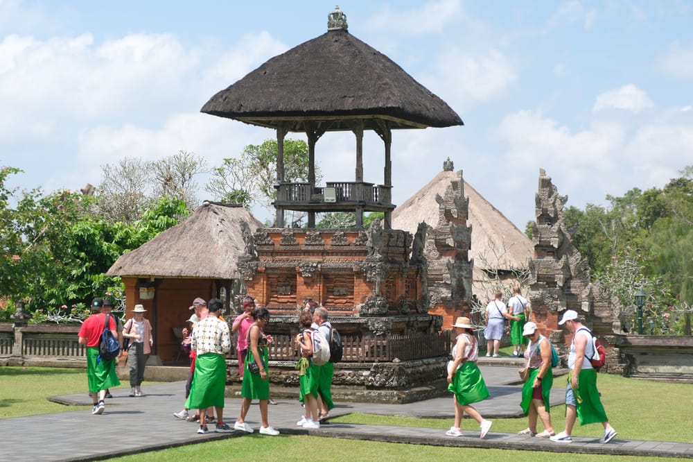 Biarpun Marak Demo, Tetap Perlu Berupaya Jadi Destinasi Favorit