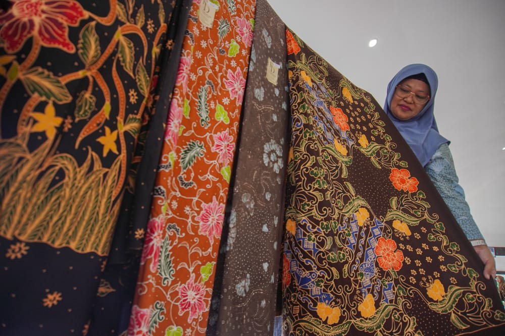 Kepuasan Batin Ayu Merawat Koleksi Wastra Nusantara