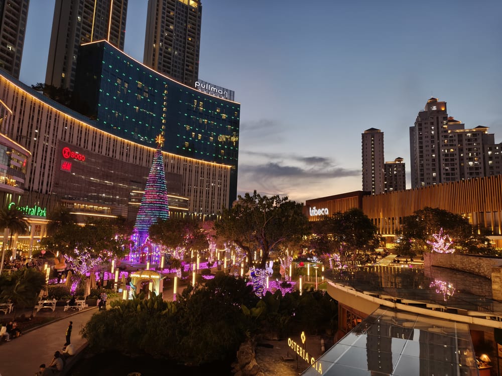 Attract Visitors, Take a Look at Five Favorite Malls with the Best Christmas Decorations