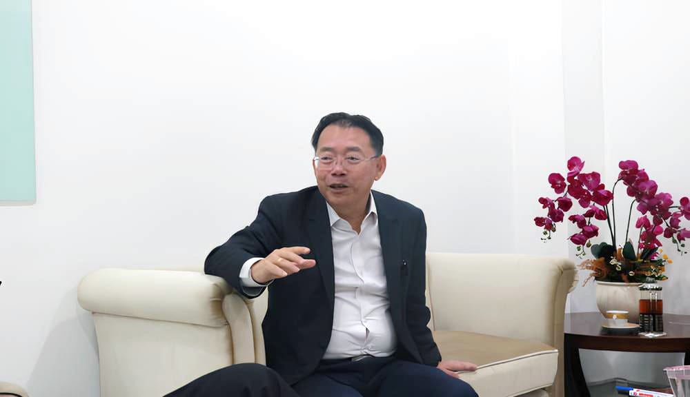 Mantan Sales, Petrus Tjandra Menjaga Ingatan Lewat Membaca