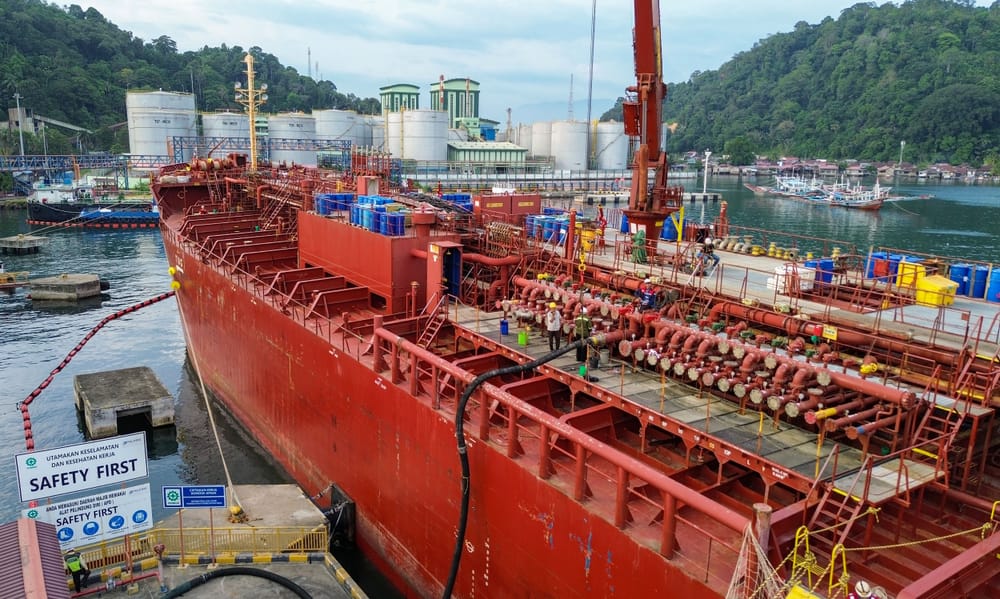 Di Bawah Tekanan, Neraca Perdagangan RI Tetap Surplus USD 3,32 Miliar