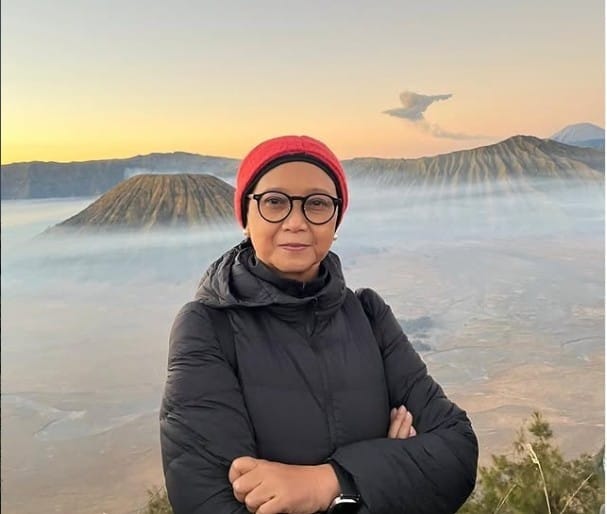 Pelukan Cucu Lepas Stres Retno Marsudi