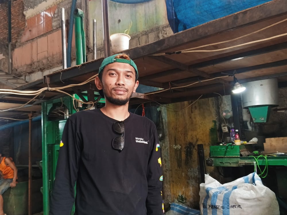 Andi Septiadi Ubah Sampah Plastik Jadi Furnitur Estetik