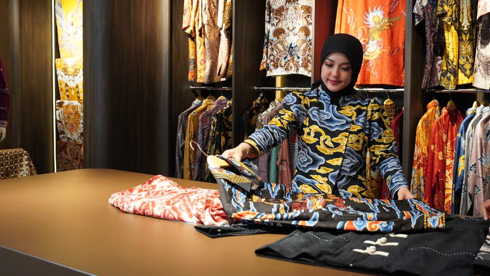 Kelindan Syukur Sally Giovanny di Tiap Helai Kain Batik Trusmi