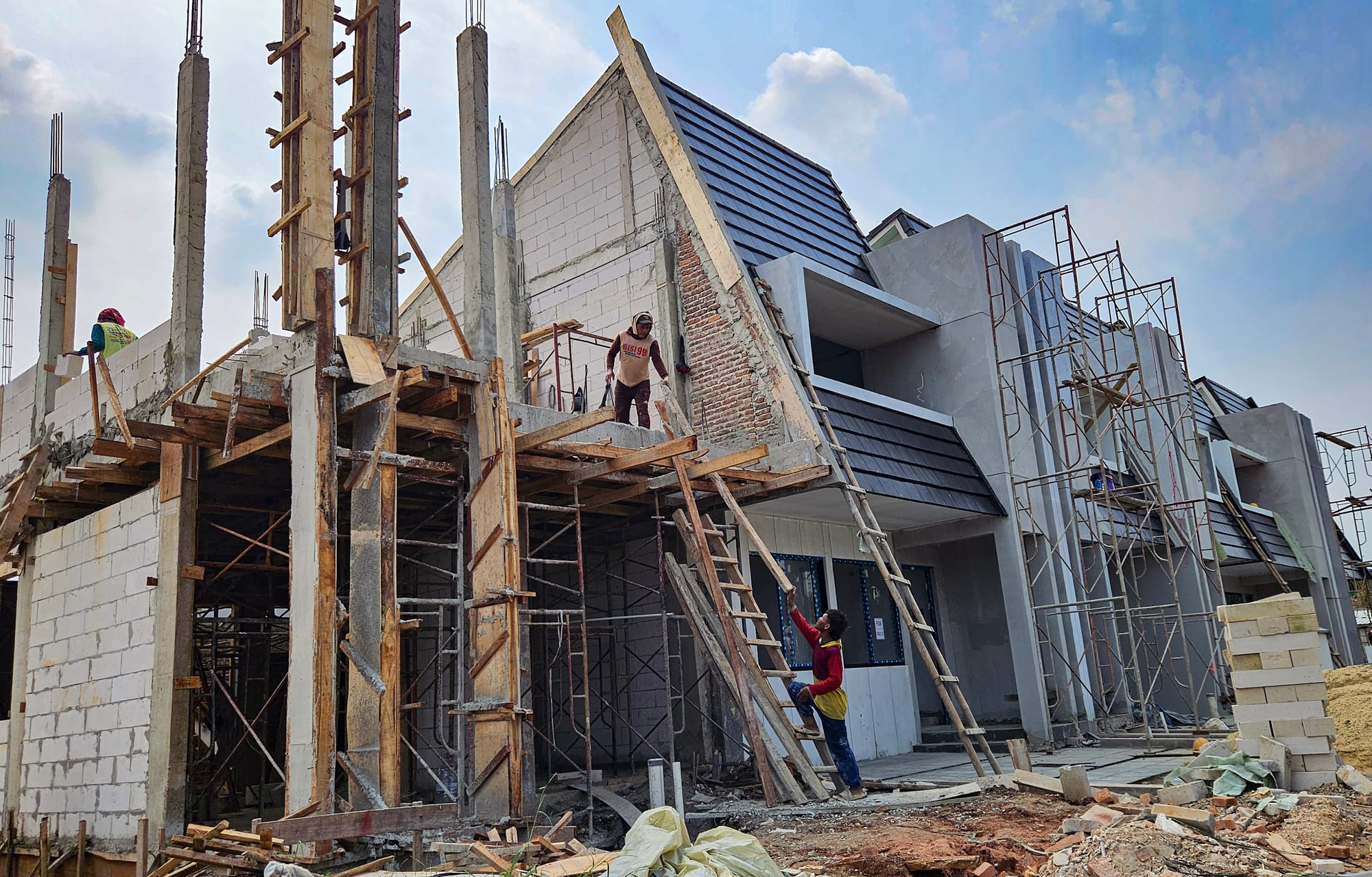 Mengungkit Kredit Produktif lewat Penurunan Suku Bunga