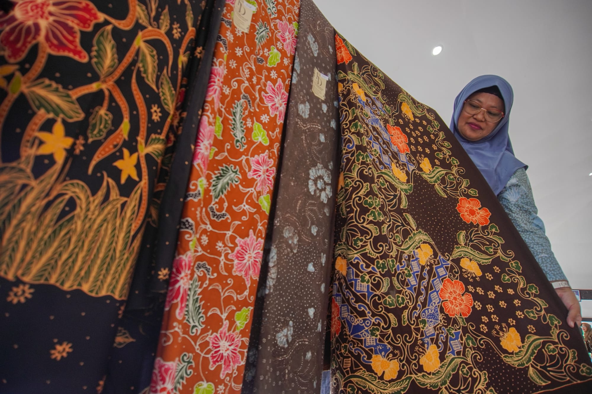 Kepuasan Batin Ayu Merawat Koleksi Wastra Nusantara