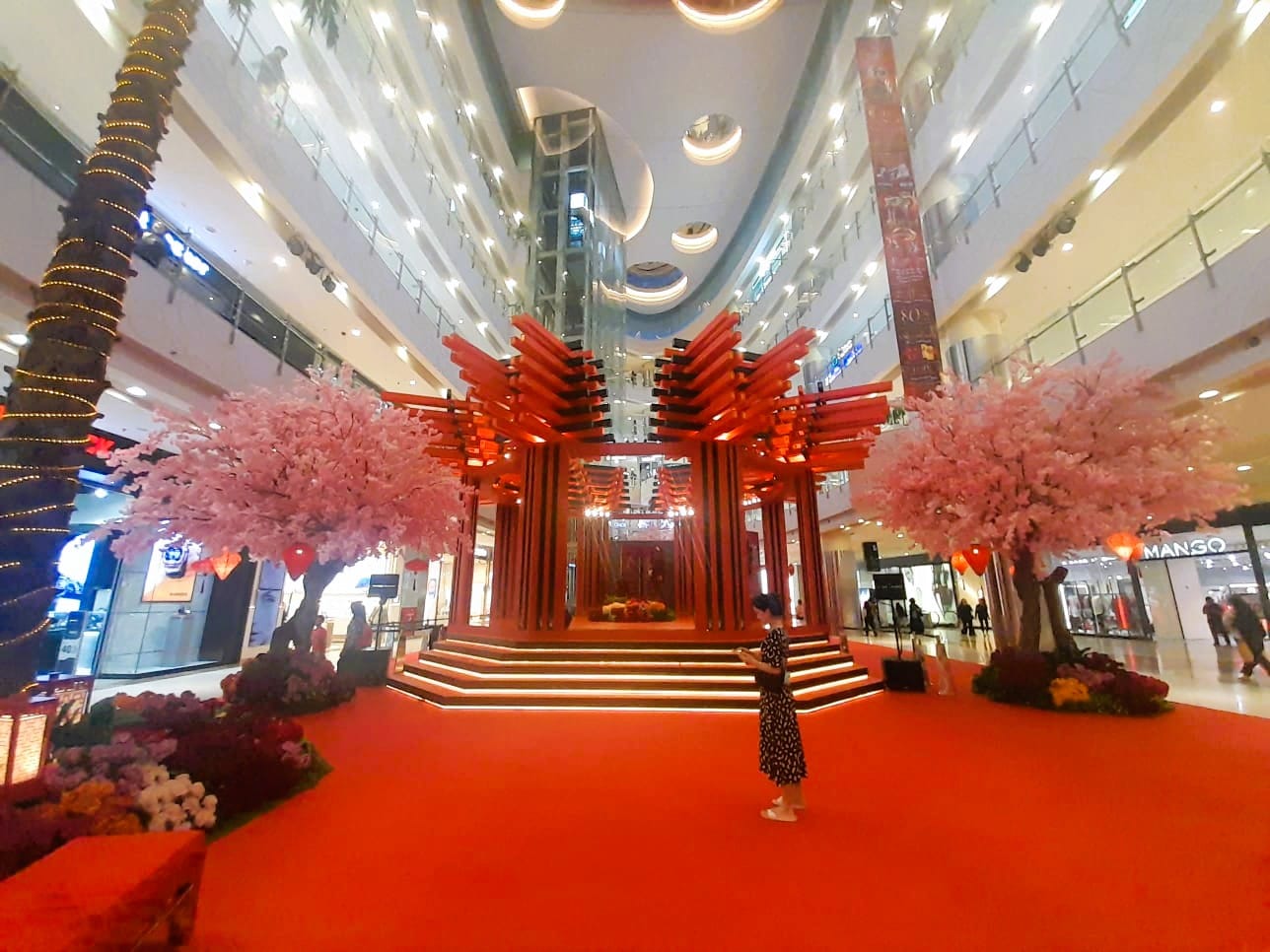 Mall Berhias Dekorasi Unik Tematis Imlek untuk Gaet Pengunjung