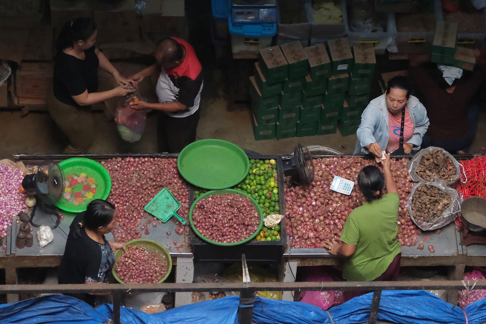 Ritel Menggeliat, Konsumsi Bertahan di Antara Stimulus dan Musim Raya