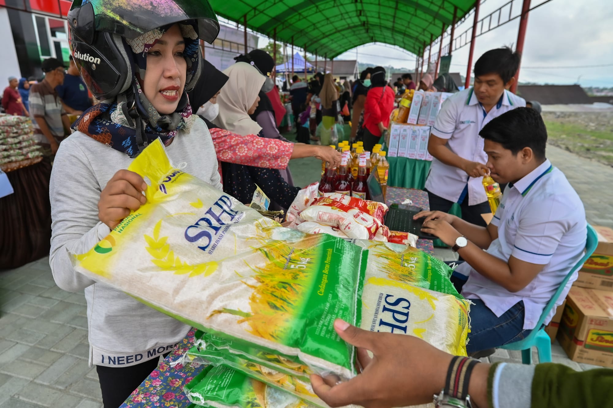 Melihat Geliat Belanja Masyarakat Jelang Lebaran di Tengah Ketegangan Perang