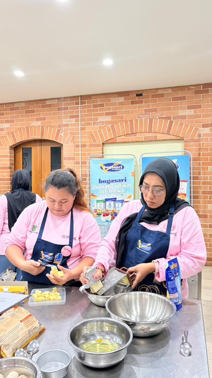 Pupuk Kujang Gandeng Bogasari Tingkatkan Keterampilan Tata Boga Warga Cikampek