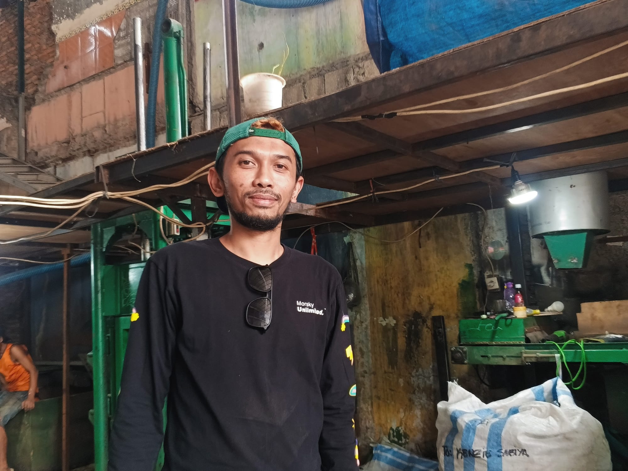 Andi Septiadi Ubah Sampah Plastik Jadi Furnitur Estetik