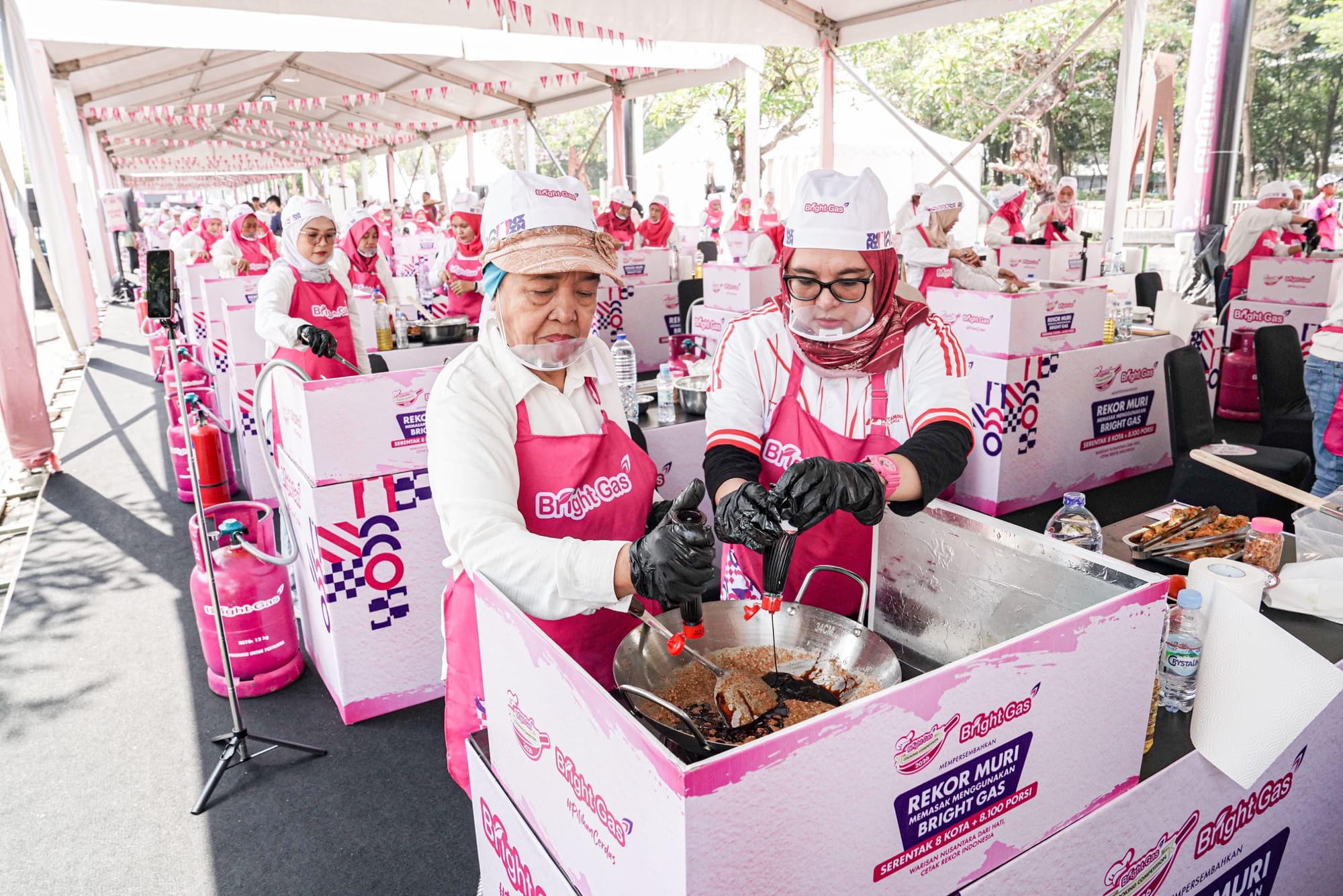 Masak Serentak di Delapan Kota, Pertamina Patra Niaga Bagikan 8.100 Porsi Makanan pada Hari Pelanggan Nasional