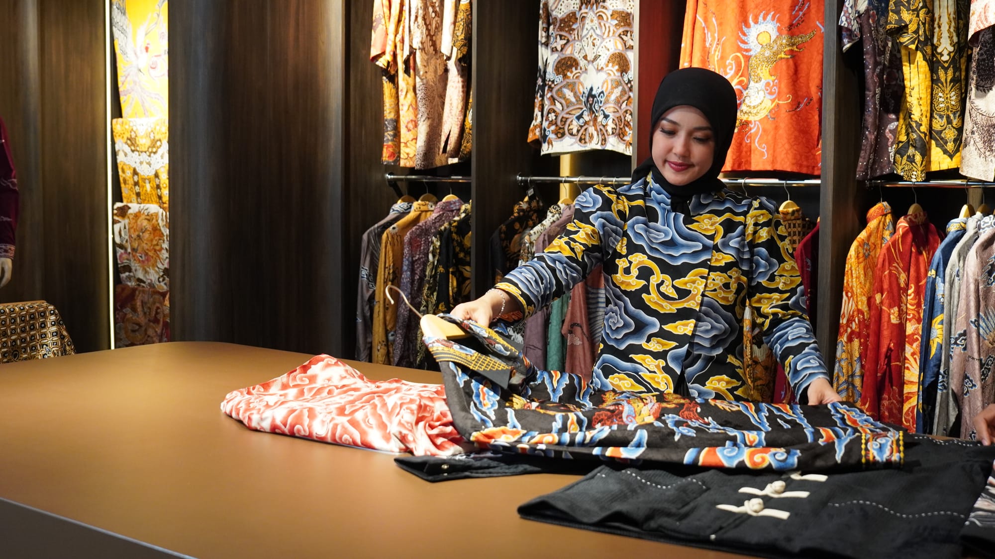 Kelindan Syukur Sally Giovanny di Tiap Helai Kain Batik Trusmi