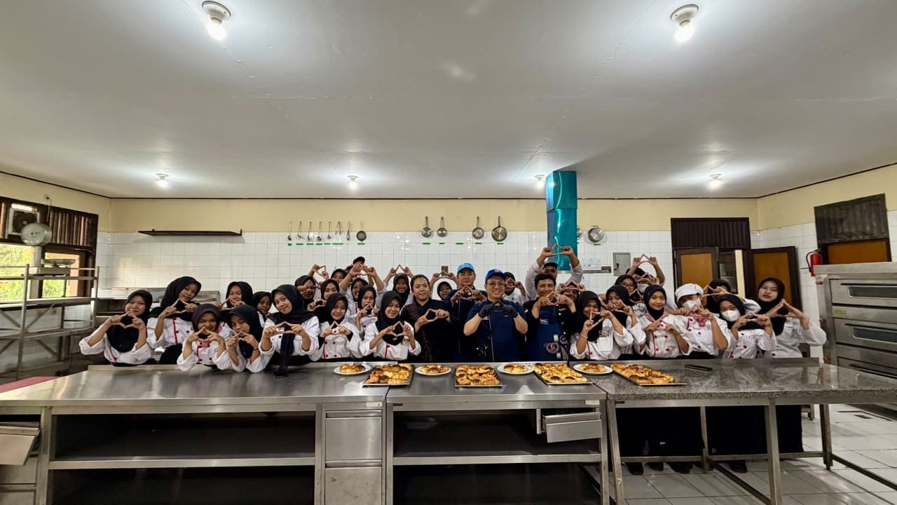 Ratusan Siswa SMKN 3 Kediri Belajar Buat Roti dari Bogasari