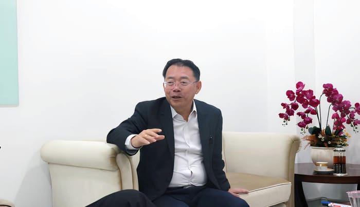 Mantan Sales, Petrus Tjandra Menjaga Ingatan Lewat Membaca