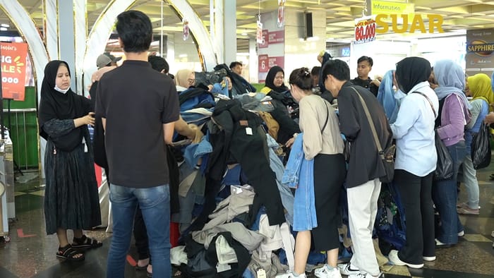 Warga Ramai Berburu Baju Lebaran Di Pasar Tanah Abang