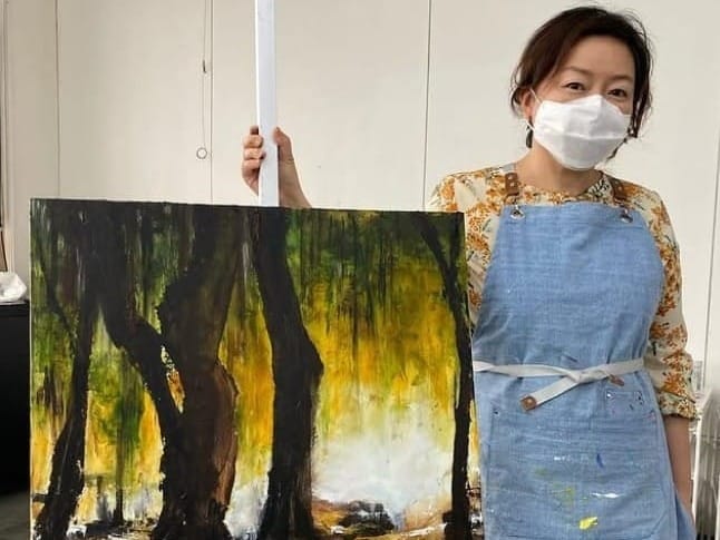 Betty Goenawan Temukan Ketenangan Saat Melukis Abstrak