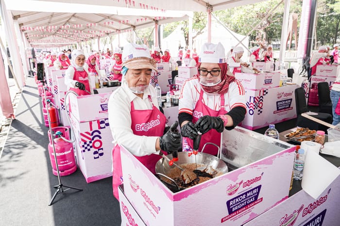 Masak Serentak di Delapan Kota, Pertamina Patra Niaga Bagikan 8.100 Porsi Makanan pada Hari Pelanggan Nasional