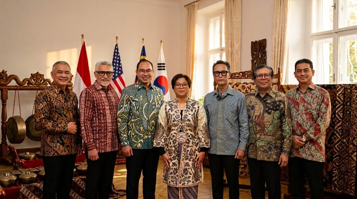 Cerita Duta Besar Cairkan Obrolan Dunia Lewat Batik