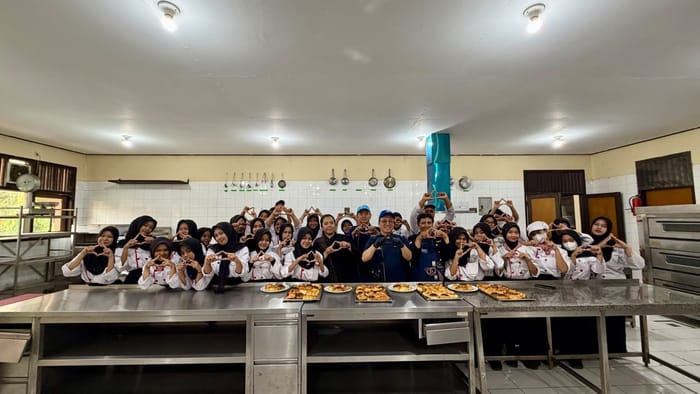 Ratusan Siswa SMKN 3 Kediri Belajar Buat Roti dari Bogasari