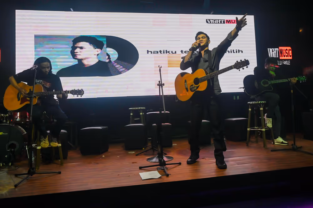 Royalty Rules Leave Cafés and Restaurants in Silence