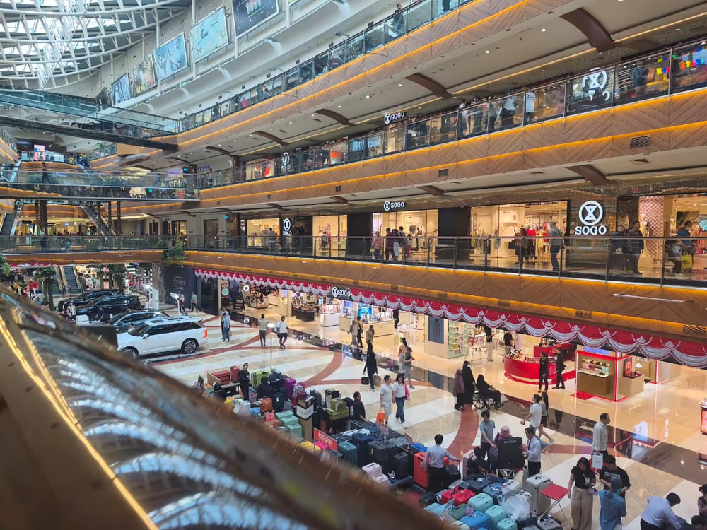 Long Weekend Discounts Lift Retail Sales, But Middle-Class Caution Persists