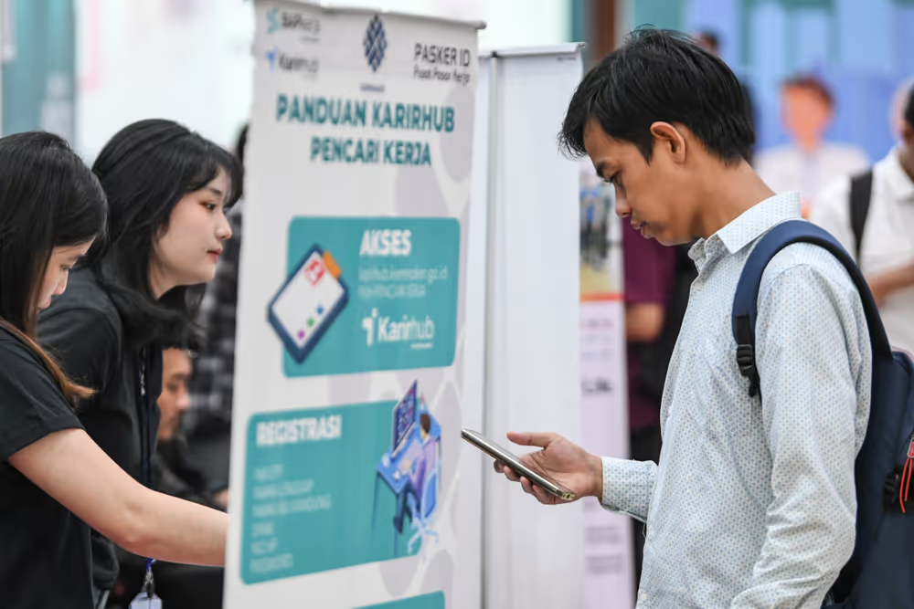 Prabowo Touts Employment Gains, But Workers Question Reality on the Ground